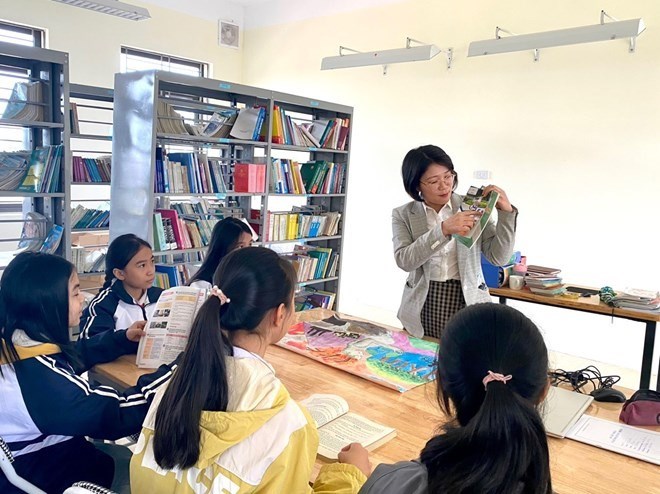 Nhân viên trường học chạnh lòng, khi có bằng đại học, công tác lâu năm, nhưng không được hưởng phụ cấp. Họ mong muốn được hưởng chế độ phụ cấp, đãi ngộ. Ảnh: Vân Trang