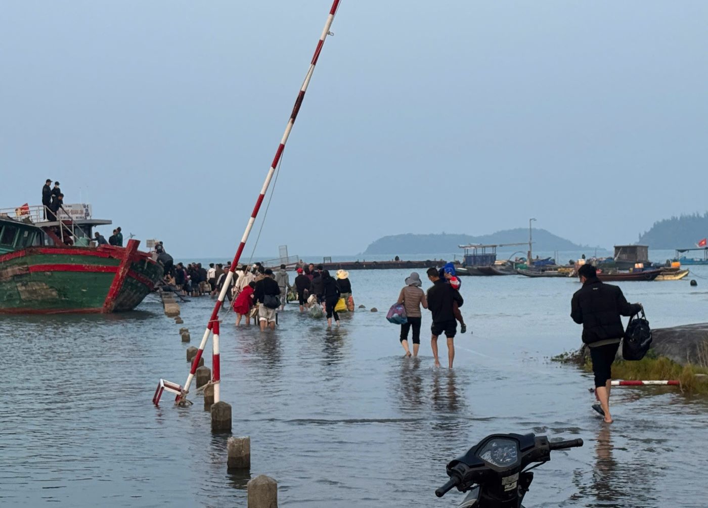 Triều cường dâng cao khiến cầu cảng đảo Quan Lạn, Đặc khu Vân Đồn ngập nước. Ảnh: Nguyễn Hùng