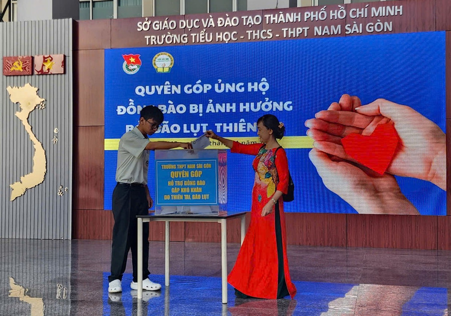Tập thể cán bộ, giáo viên, học sinh nhà trường đóng góp ủng hộ đồng bào miền Trung. tap-the-cb-gv-hs-nha-truong-dong-gop-ung-ho-dong-bao-mien-trung.jpg