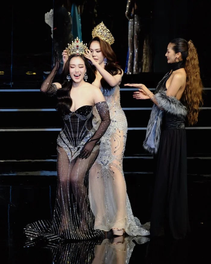 Khoảnh khắc Phatcharamon Thepraksa đăng quang. Ảnh: