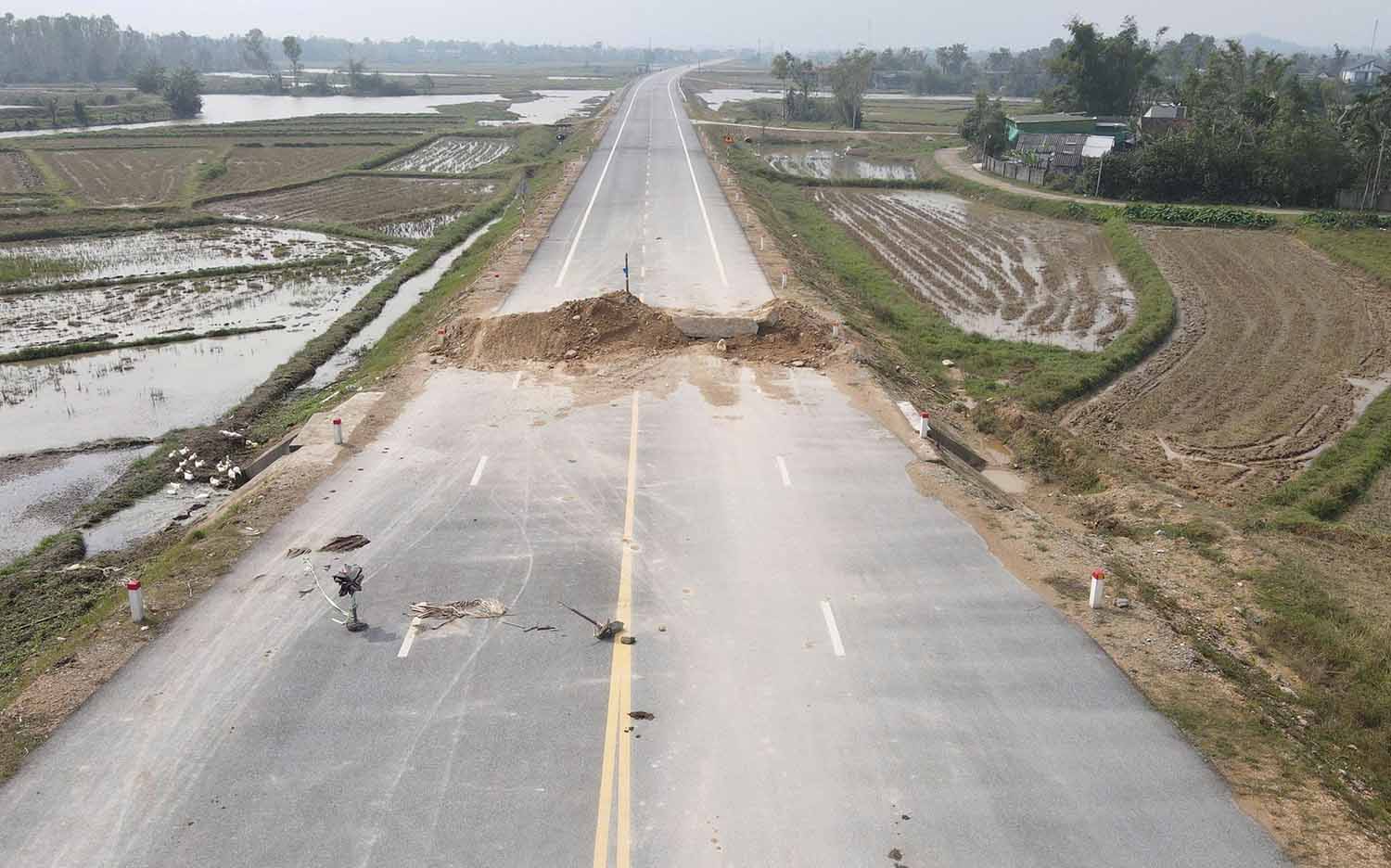 Tuyến đường song hành cũng chưa thông tuyến. Ảnh: Trần Tuấn.