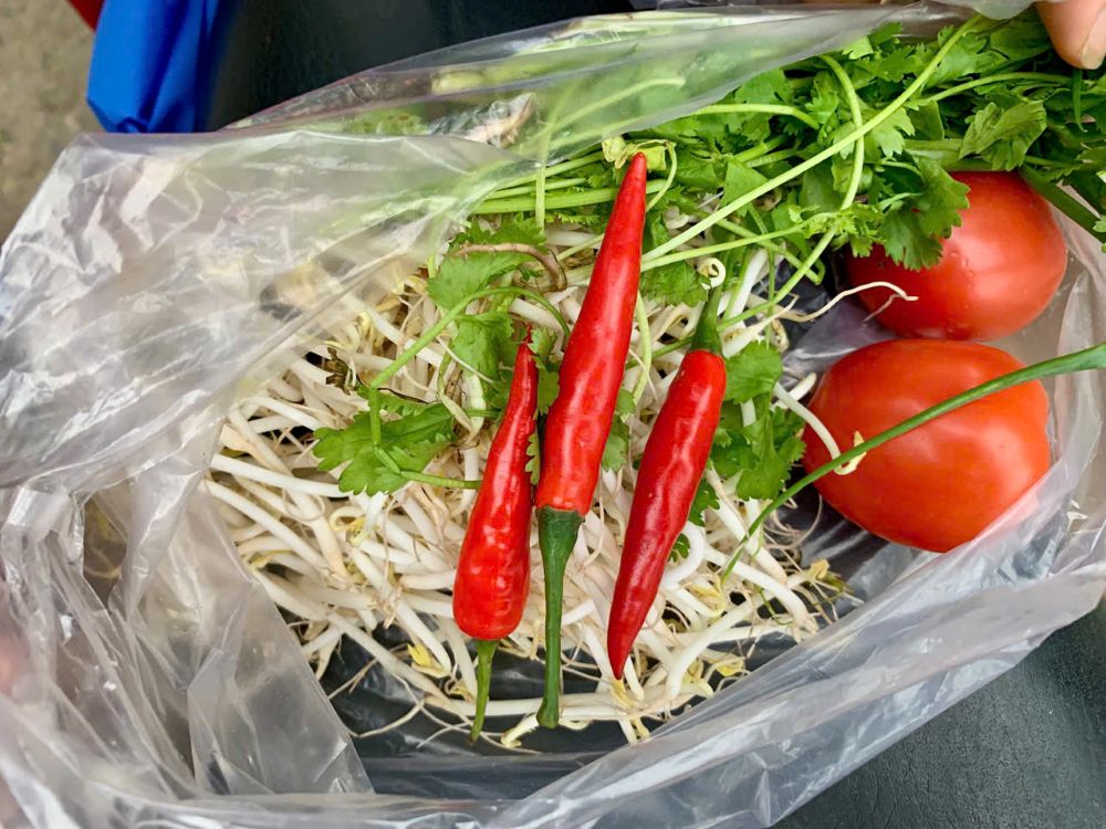 Người tiêu dùng bất ngờ vì ớt tươi 1.000 đồng/1 quả. Ảnh: Thanh Huyền