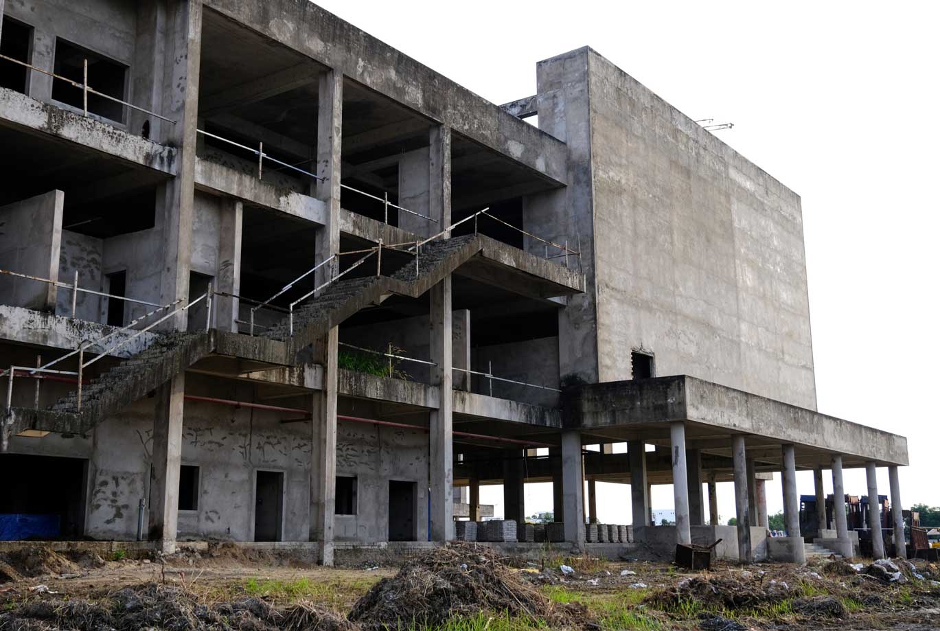 Nhà thầu cho thu gom cỏ, rác ở một số khu vực để chuẩn bị bắt tay vào việc ngay khi có quyết định chính thức. Ảnh: Phong Linh