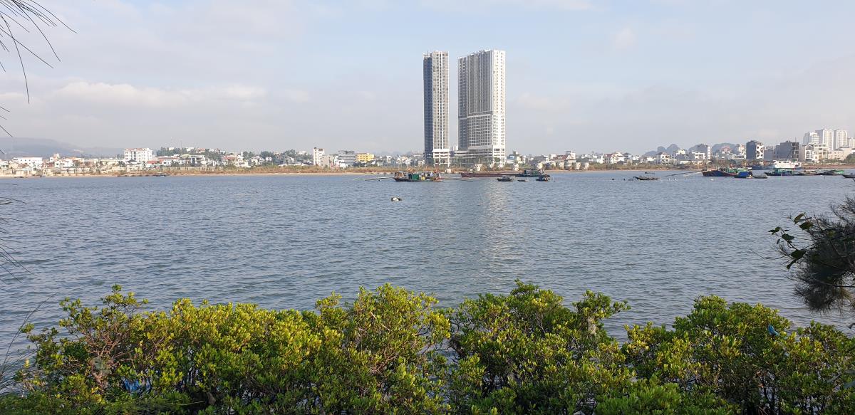 Quảng Ninh sẽ đầu tư thêm 2 tuyến đường ven vịnh Cửa Lục. Ảnh: Nguyễn Hùng