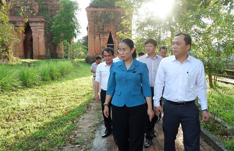Phó Chủ tịch UBND thành phố Đà Nẵng Nguyễn Thị Anh Thi kiểm tra thực tế hiện trạng khu di tích Tháp Khương Mỹ (xã Tam Xuân).Ảnh: Nhóm PV