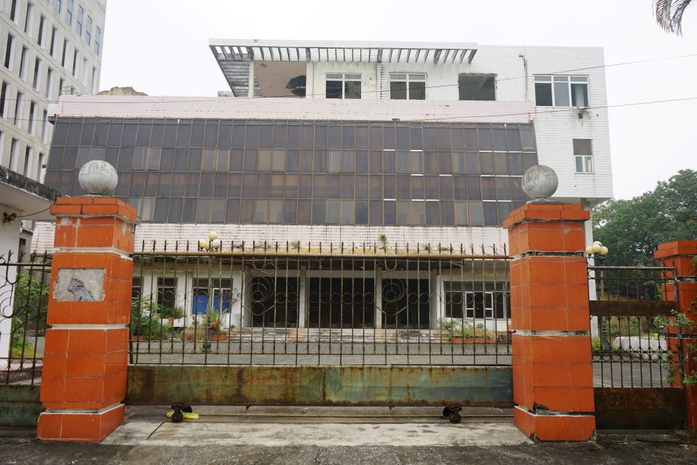 Trụ sở cũ của Đài phát thanh - truyền hình Thanh Hóa bỏ hoang nhiều năm nay. Ảnh: Quách Du