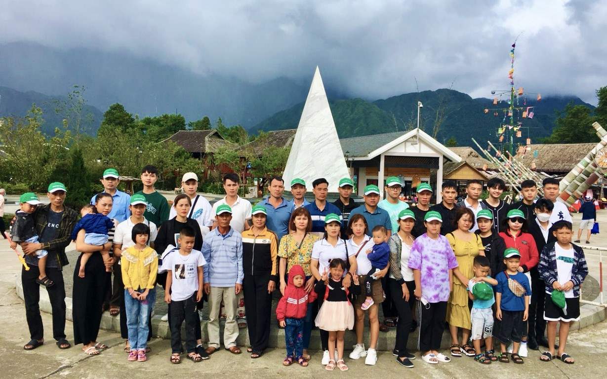 Các thợ lò tiêu biểu của Công ty Than Mạo Khê được công ty tổ chức đi tham quan, du lịch cùng gia đình. Ảnh: Công ty Than Mạo Khê