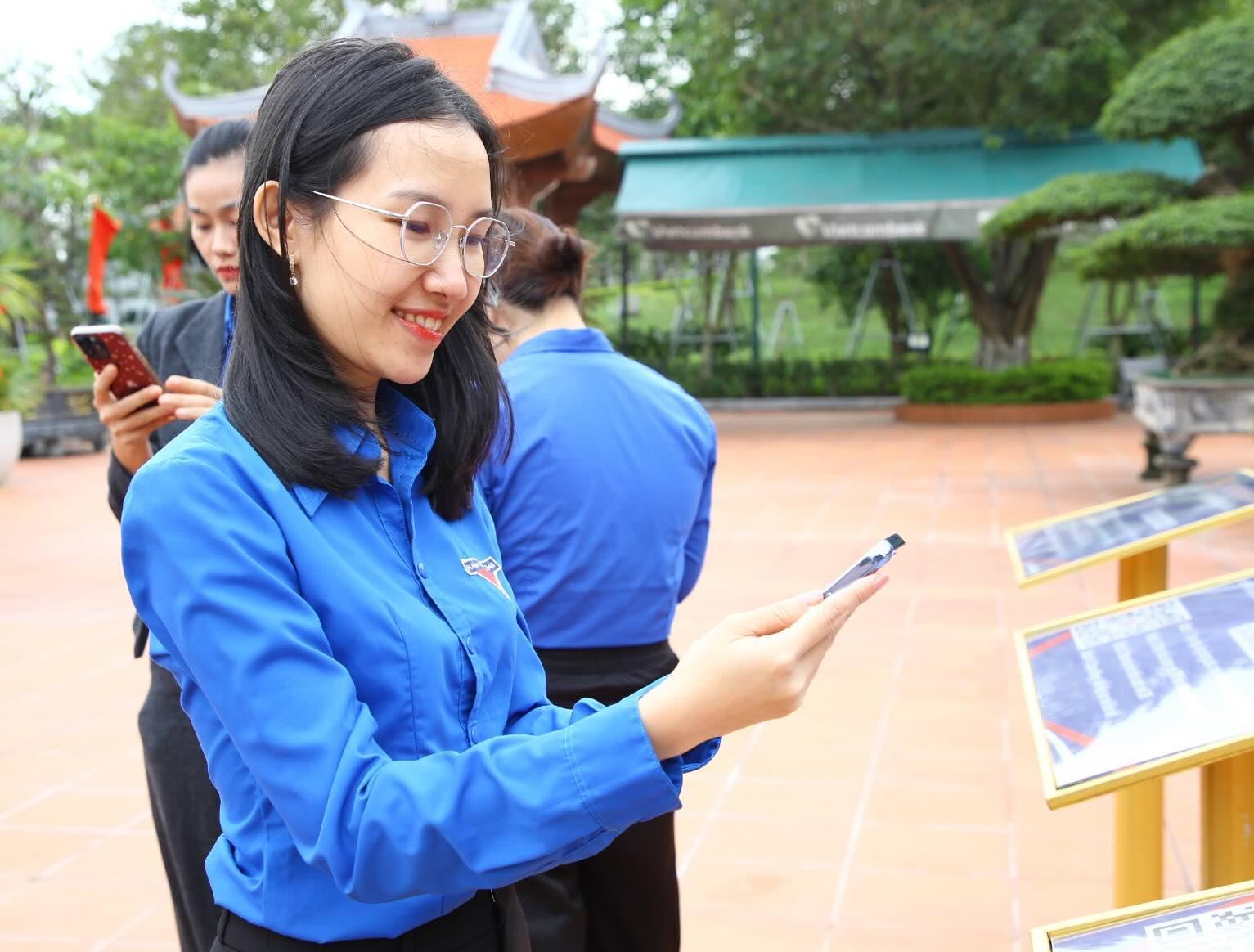 Để tìm hiểu thông tin, người dùng sử dụng điện thoại thông minh quét mã QR. Ảnh: Công Sáng