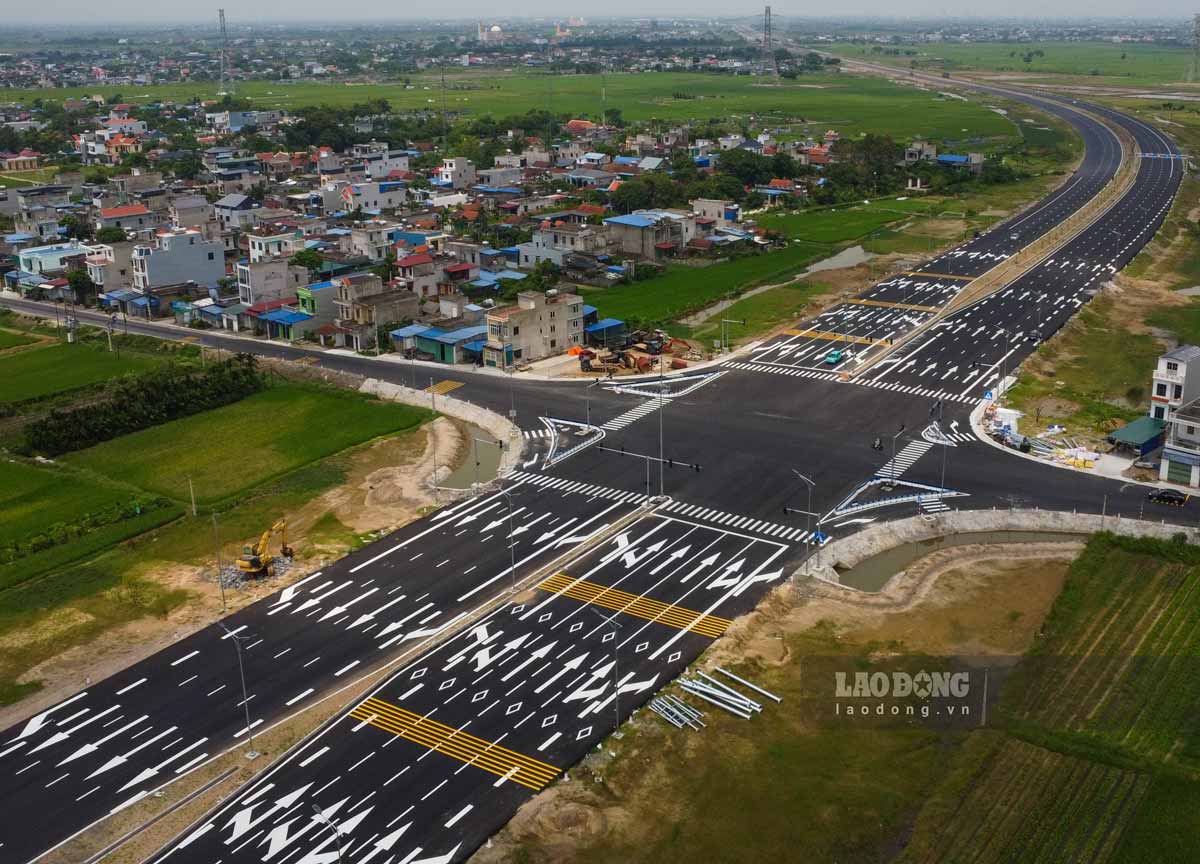 Tuyến đường Nam Định - Lạc Quần - đường bộ ven biển có chiều dài gần 25km, bao gồm 8 làn xe. Ảnh: Lương Hà