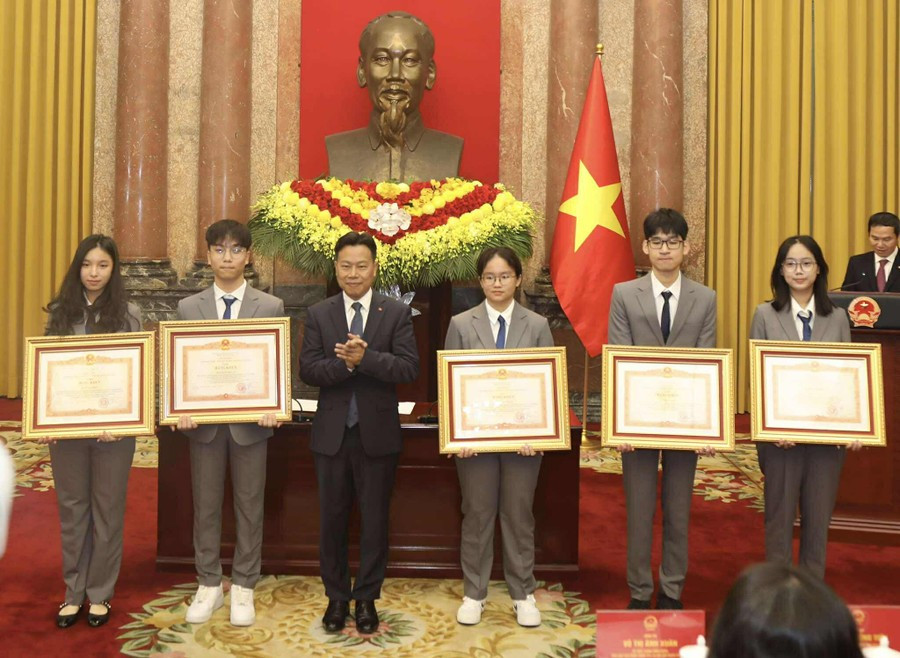 5 học sinh được trao Bằng khen của Thủ tướng Chính phủ. 3.jpg