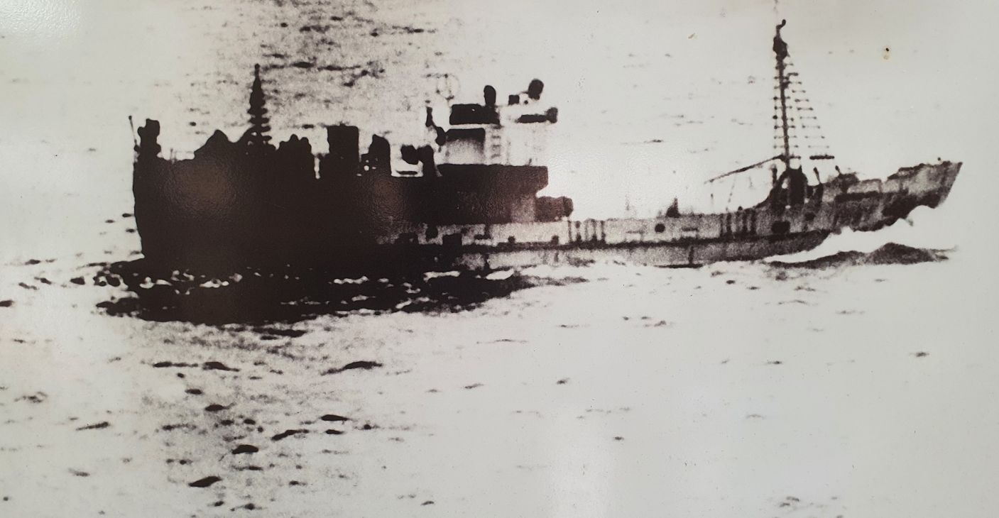 Con tàu không số đầu tiên tập kết vũ khí từ Bắc vào Nam tại bến Vàm Lũng (ảnh chụp lại từ Khu trung bày). Ảnh: Nhật Hồ