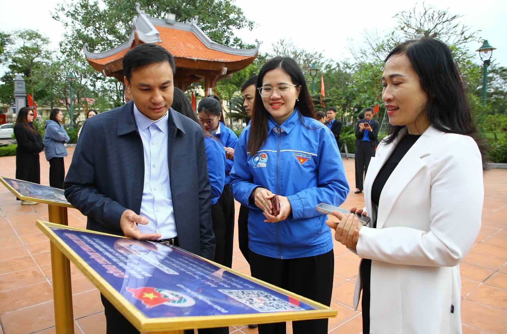 Việc số hóa giúp người tiếp cận dễ dàng tìm hiểu thông tin của các công trình, di tích. Ảnh: Công Sáng