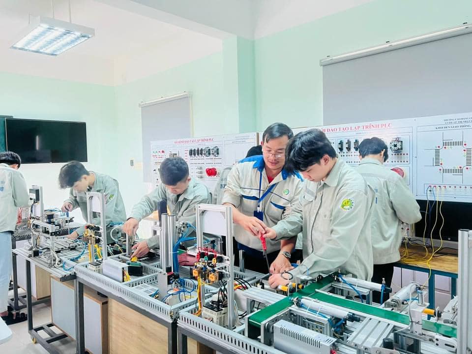 Đào tạo nghề gắn với giải quyết việc làm bền vững đang từng bước mở lối đi dài hạn cho thanh niên Quảng Ngãi. Ảnh: Trường Cao đẳng cơ giới Quảng Ngãi