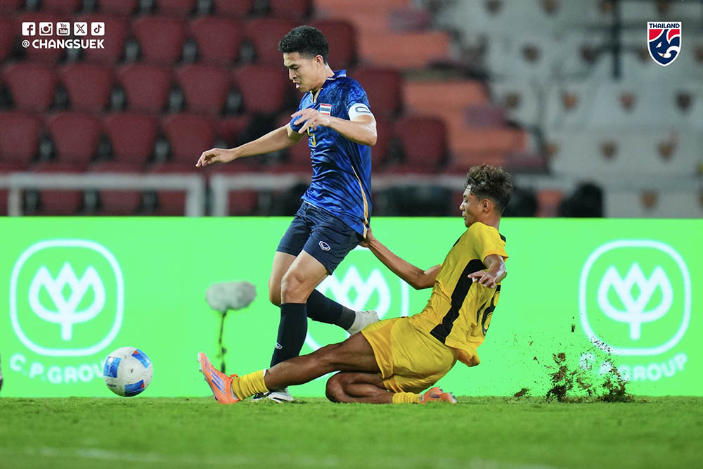 U22 Thái Lan có lợi thế chơi hơn người từ sớm. Ảnh: Changsuek