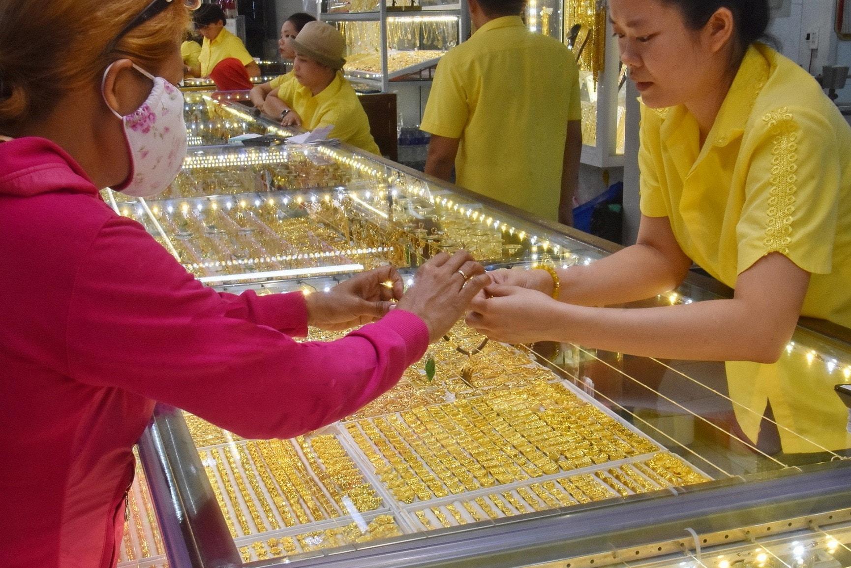 Giá vàng hôm nay 17 12 2025 Giá vàng SJC, giá vàng nhẫn, vàng miếng trong nước và giá vàng thế giới