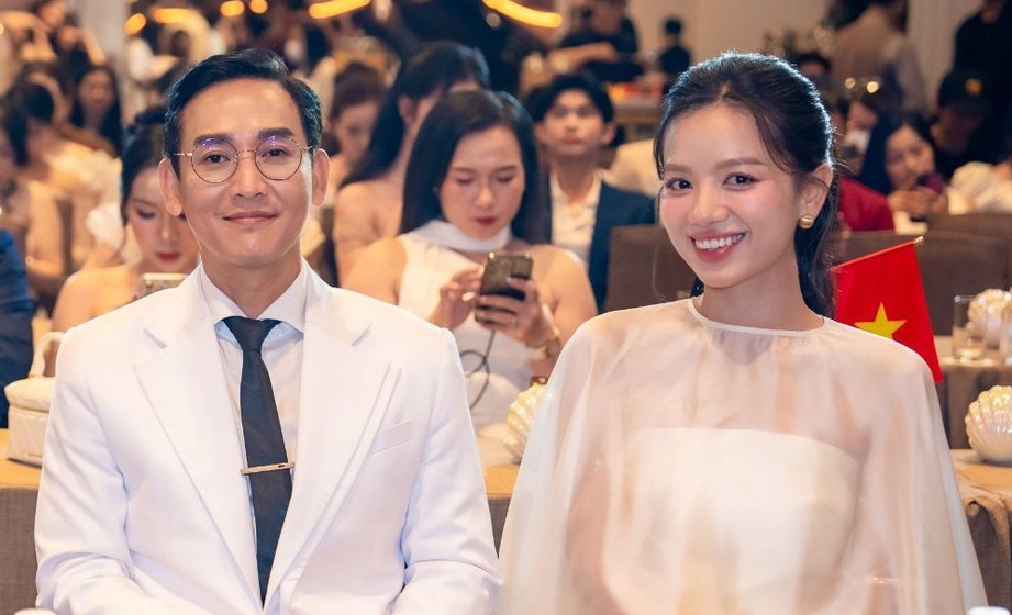 Hứa Vĩ Văn và Hạ Anh đẹp đôi trong sự kiện. Ảnh: Cắt từ video.