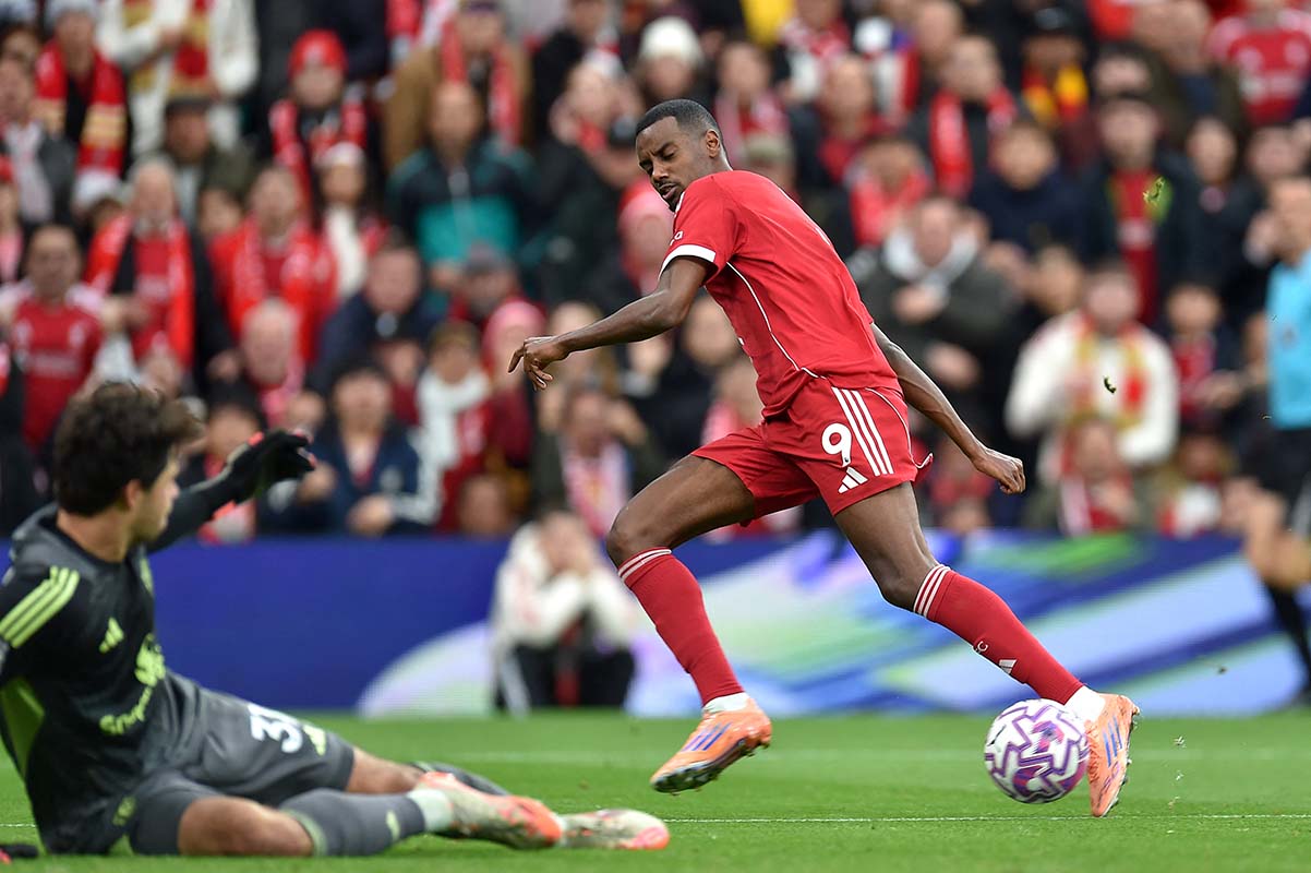 Alexander Isak đang tỏ ra lạc nhịp tại Anfield. Ảnh: AFP