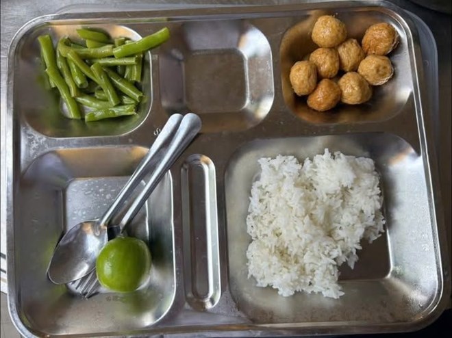 Hình ảnh suất ăn bán trú được lan truyền trên mạng xã hội. Ảnh: Bạn đọc cung cấp