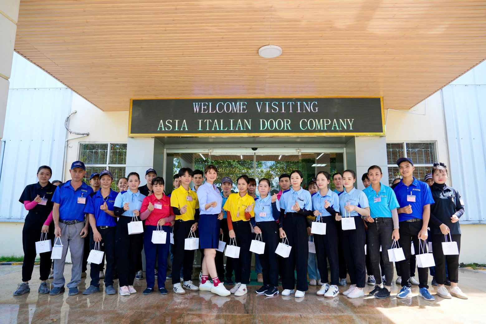 Thưởng Tết là một phần thu nhập, giúp công nhân lao động có thêm tiền trang trải cuộc sống. Ảnh: Đình Trọng