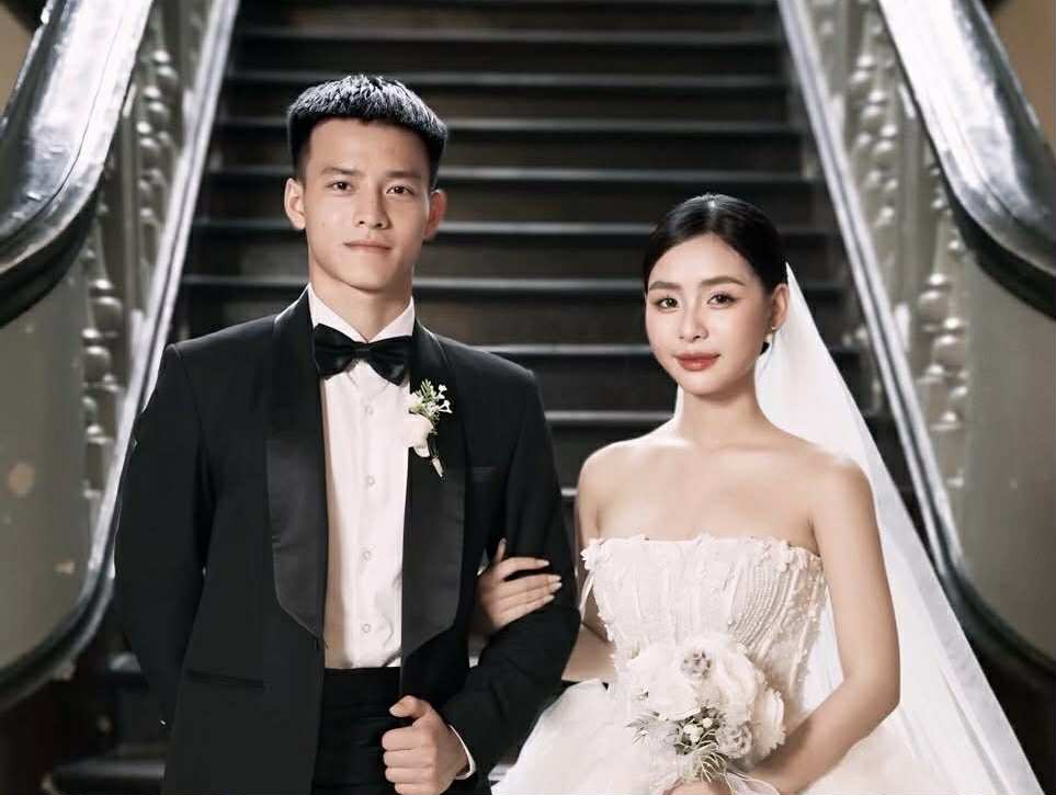 Tiền đạo U22 Việt Nam và bà xã Ngọc Lan kết hôn cuối năm 2024. Ảnh: NVCC