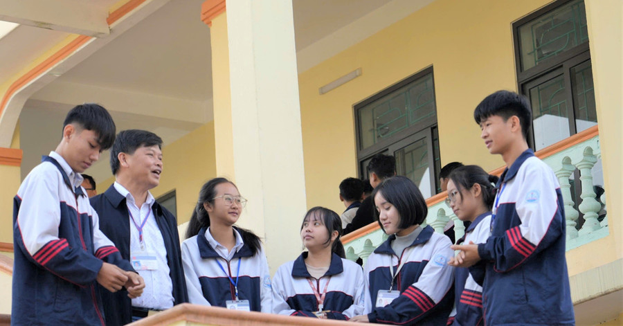 Thầy trò Trường THPT Nguyễn Trường Tộ (Yên Trung, Nghệ An). bo-xet-tuyen-som-dai-hoc-2.jpg