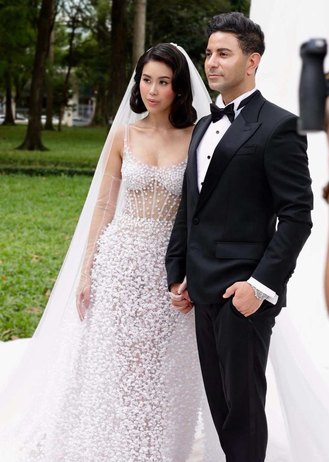 Con gái tỉ phú Johnathan Hạnh Nguyễn với váy cưới linh lan. Ảnh: Nhân vật cung cấp.