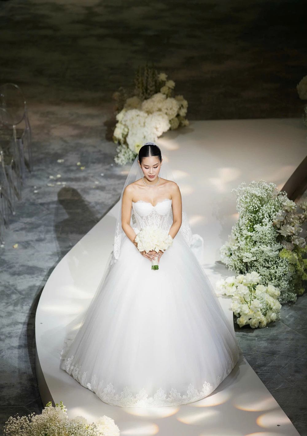 Tiên Nguyễn xinh đẹp tại lễ cưới riêng tư tổ chức ở Đà Nẵng. Ảnh: Mạnh Bi.