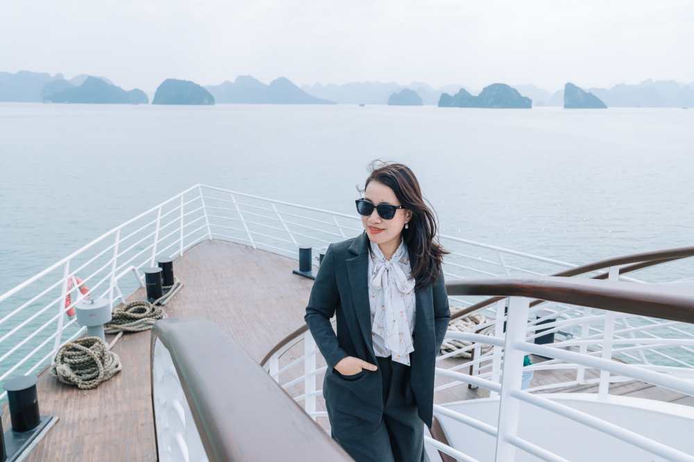 Khách check-in trên du thuyền Paradise Delight. Ảnh: Paradise Vietnam