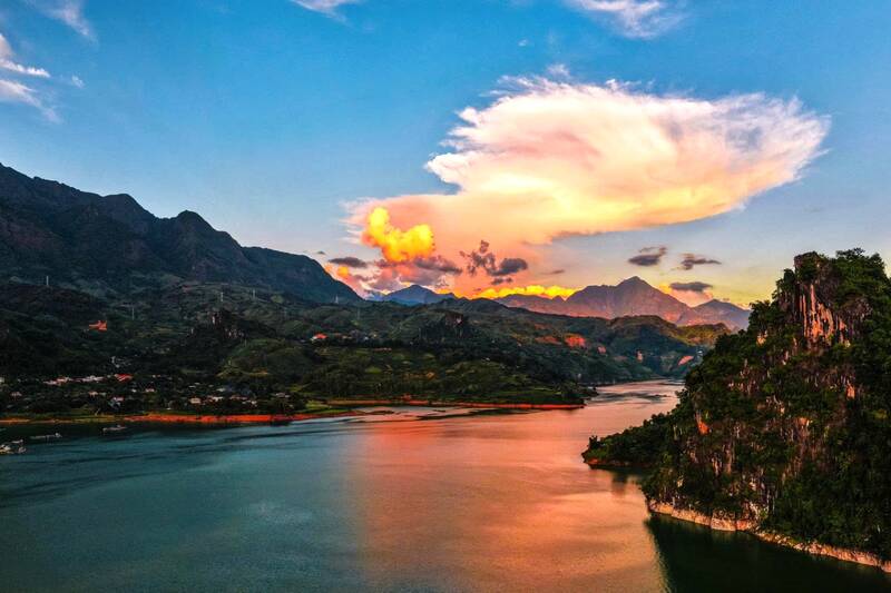 Vẻ đẹp riêng có của lòng hồ Thủy điện Sơn La mùa đông thu hút khách du lịch. Ảnh: Nhật Minh