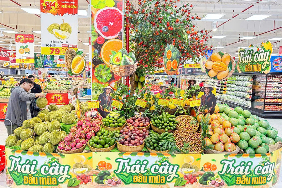 Các siêu thị tăng dự trữ hàng hóa cho dịp Tết.