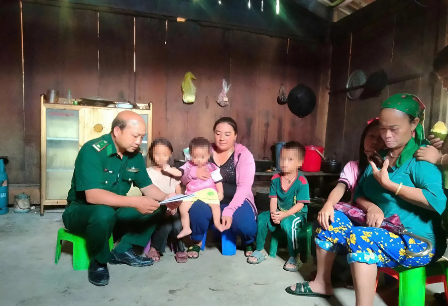 Ngoài giờ dạy trên lớp, Trung tá Cự Bá Pó còn đến nhà phụ đạo thêm cho học viên. xoa-mu-chu-pieng-vai-3.jpg