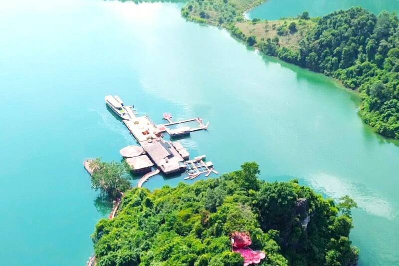 Lòng hồ khu vực cầu Pa Uôn, xã Quỳnh Nhai thơ mộng giữa đông. Ảnh: Nhật Minh