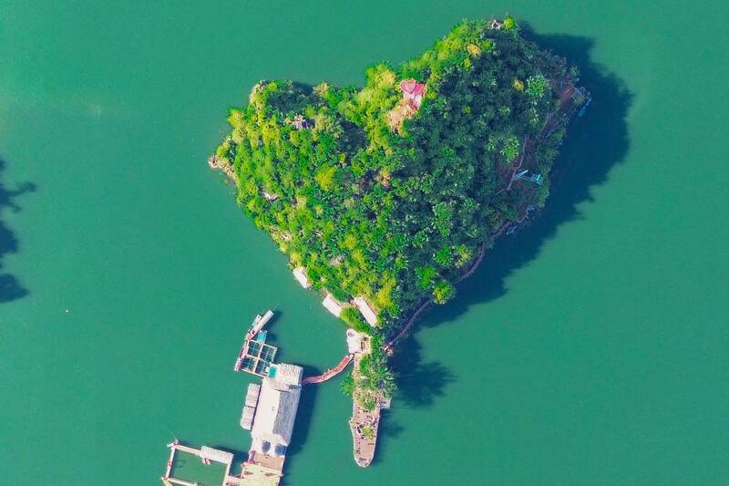 Khu vực Đảo trái tim, Vịnh Uy Phong, xã Quỳnh Nhai có màu nước xanh ngọc bích. Ảnh: Nhật Minh