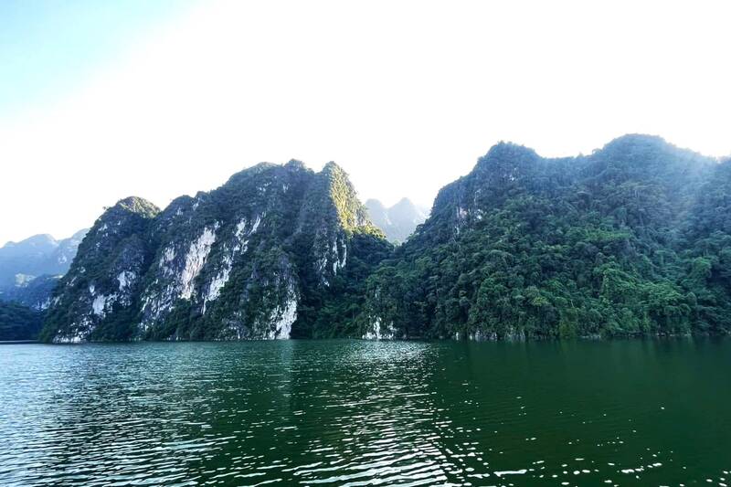 Lòng hồ Sơn La khu vực xã Quỳnh Nhai nước xanh biếc. Ảnh: Nhật Minh