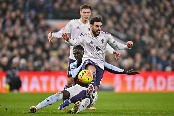 Man United chơi tốt nhưng không thể tạo nên bất ngờ trước Villa.  Ảnh: AFP