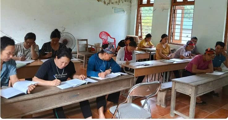 Lớp học xoá mù chữ được tổ chức ở thôn Phiêng Tạc, xã Bằng Thành, tỉnh Thái Nguyên.