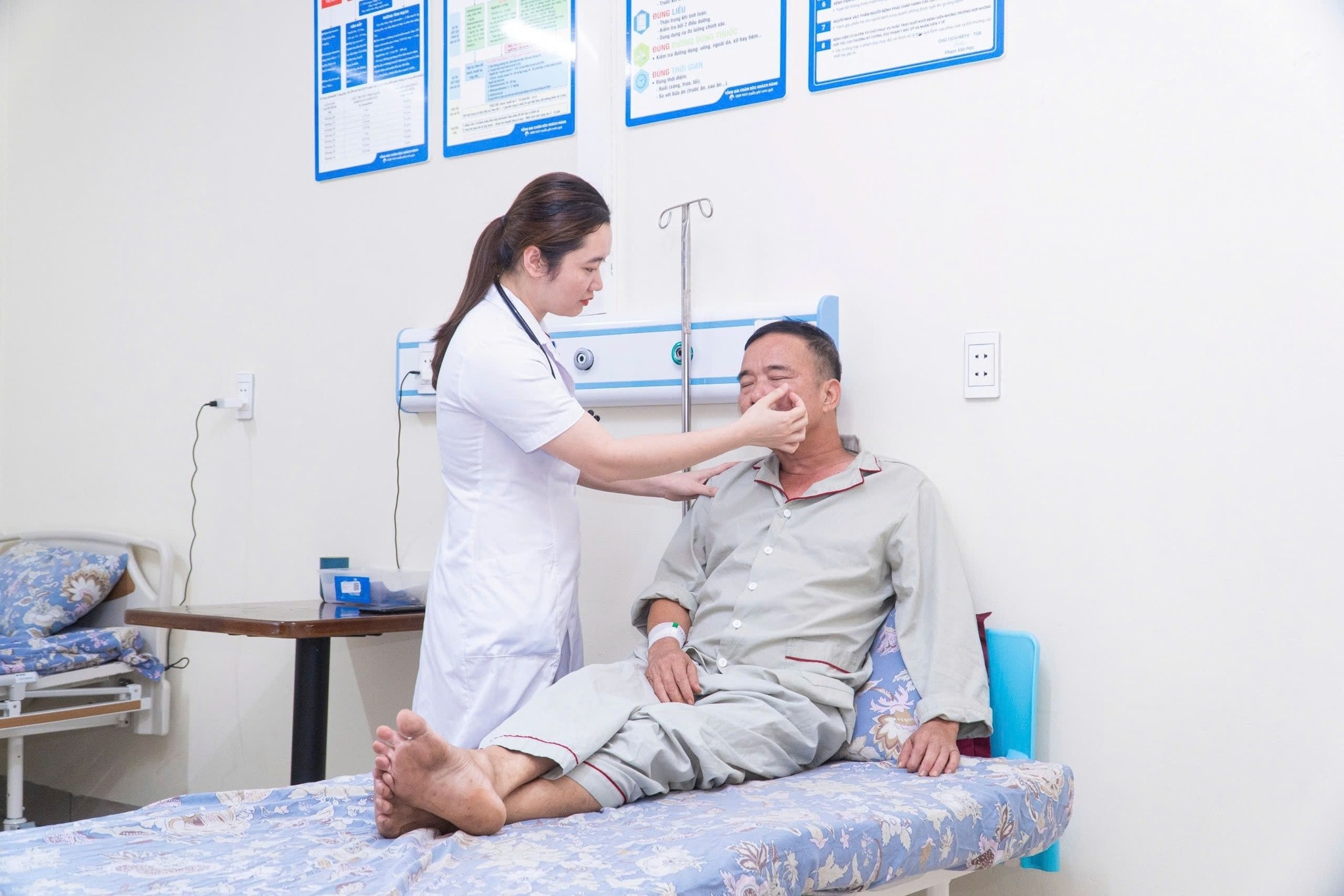 Nhân lực y tế vẫn là yếu tố then chốt quyết định chất lượng chăm sóc sức khỏe cộng đồng. Ảnh: NVCC