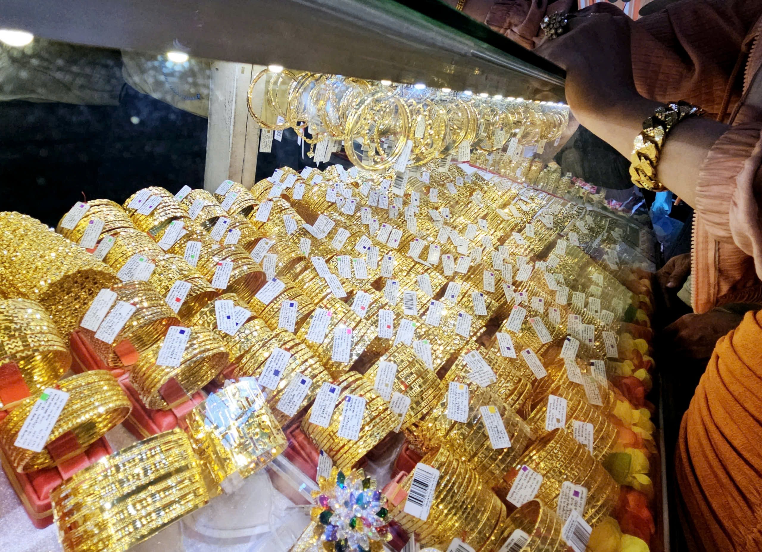 Giá vàng hôm nay 24 12 2025 Giá vàng SJC, giá vàng nhẫn, vàng miếng trong nước và giá vàng thế giới