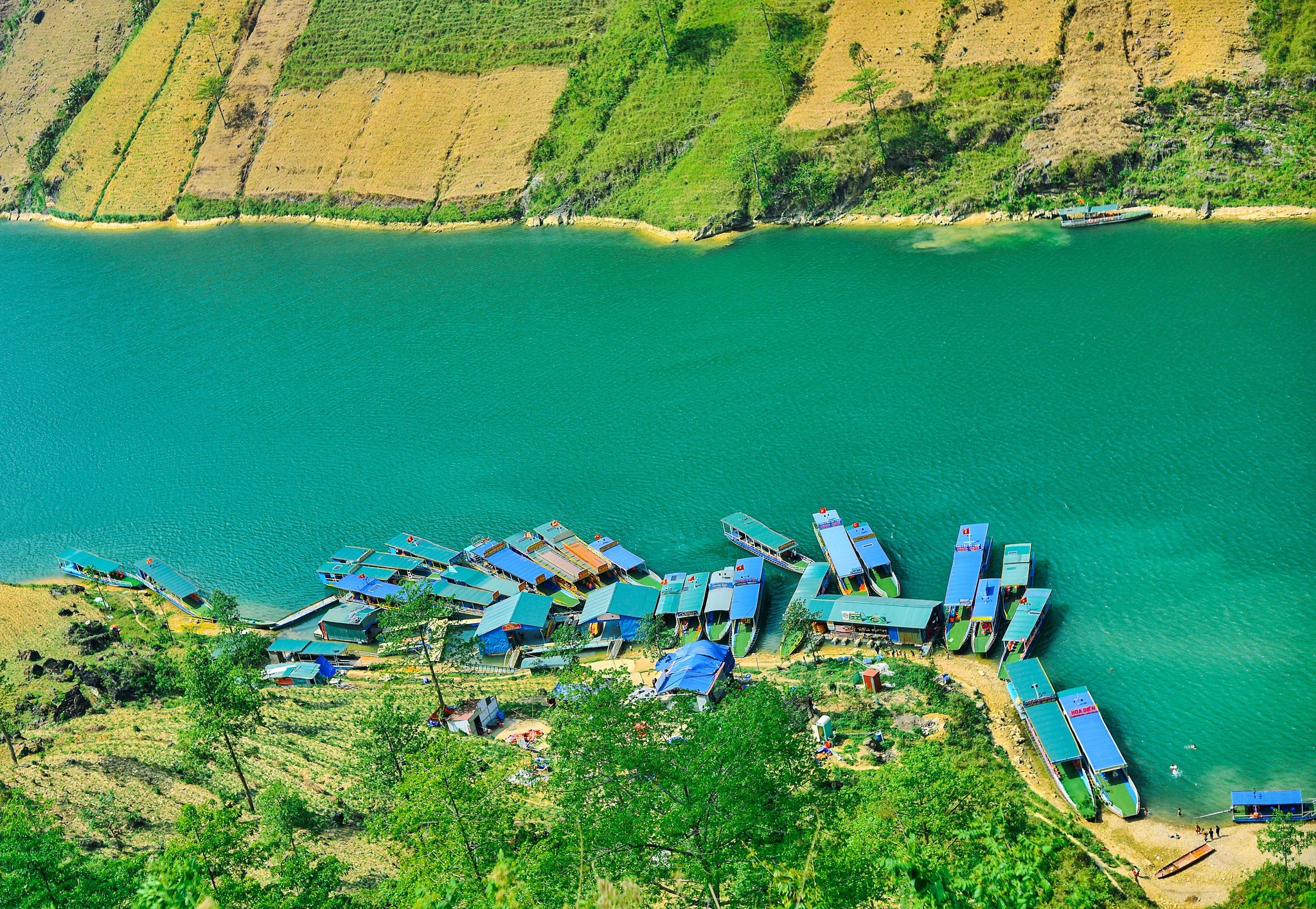 Khoảng hơn 10 năm trở lại đây, ngoài việc đánh bắt cá, người dân địa phương còn có nguồn thu nhập ổn định nhờ các dịch vụ du lịch trên sông. Dịch vụ dùng thuyền chở khách đi ngắm sông Nho Quế và băng qua hẻm vực Tu Sản nở rộ, với mức giá khoảng 100.000 đồng/khách.