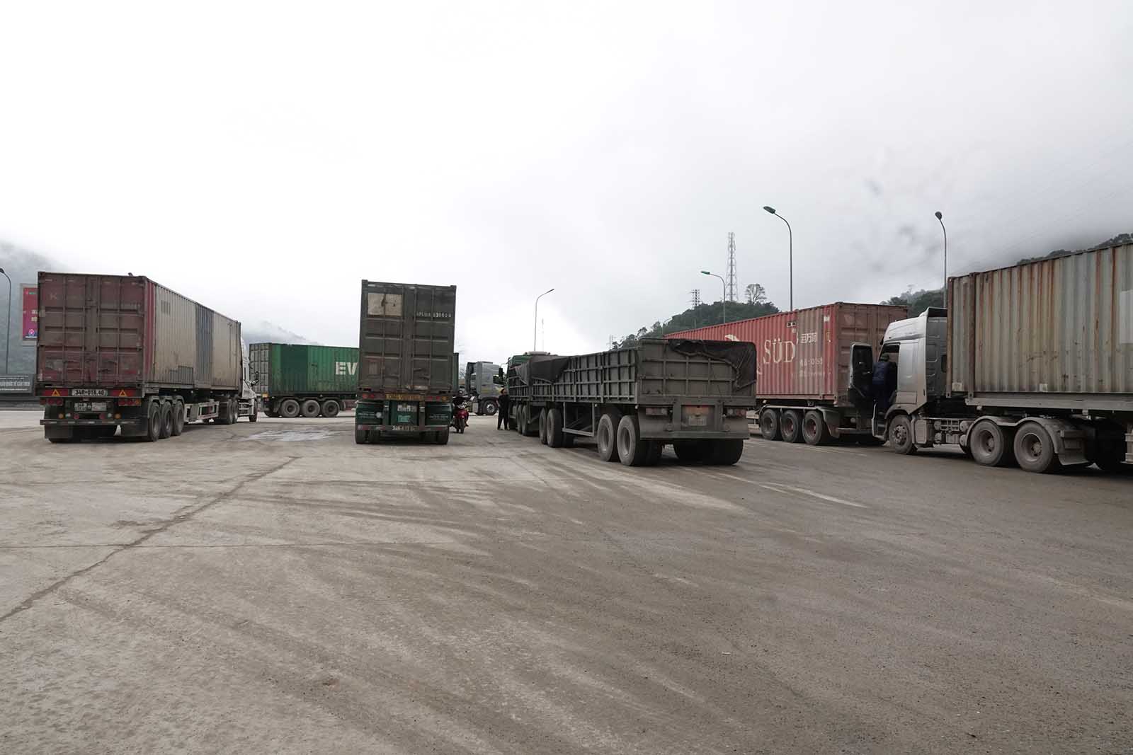 Cận Tết, phương tiện thông quan tại Cửa khầu Cầu Treo tăng cao. Ảnh: Trần Tuấn.