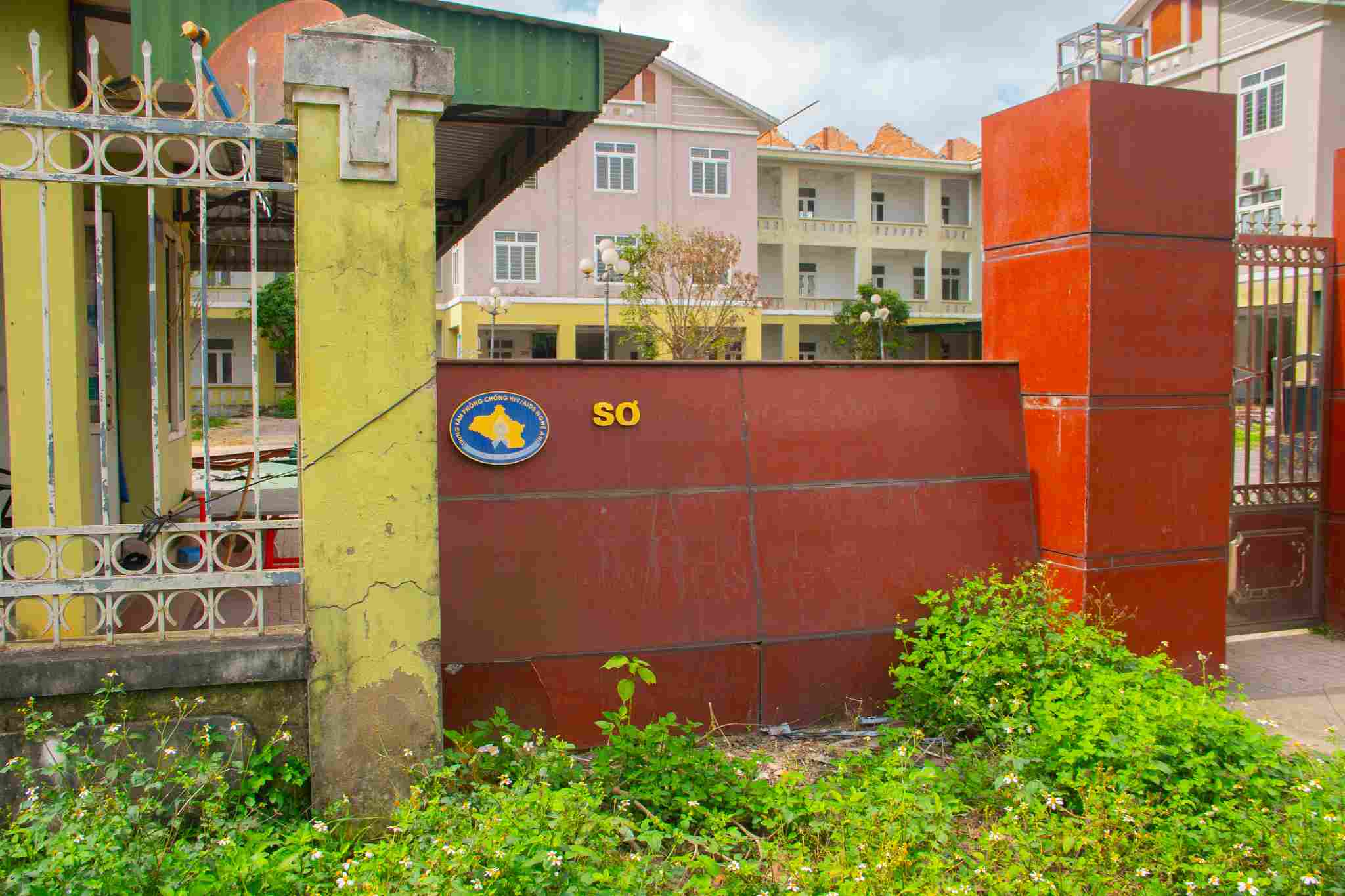 Trụ sở Trung tâm Phòng, chống HIV/AIDS Nghệ An (cũ) đã nhiều năm không sử dụng. Ảnh: Quang Đại