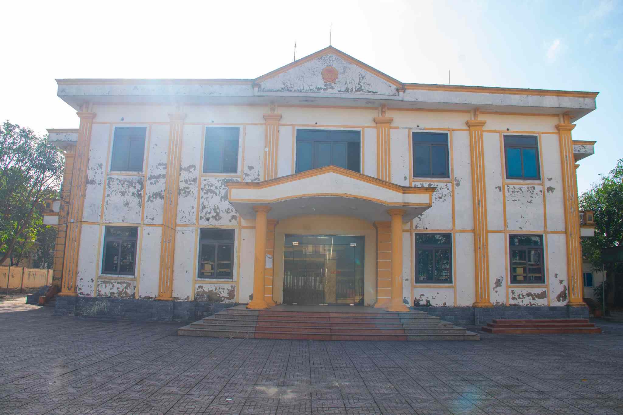 Do để lâu không sử dụng, một số công trình đã xuống cấp, bong tróc. Ảnh: Duy Chương