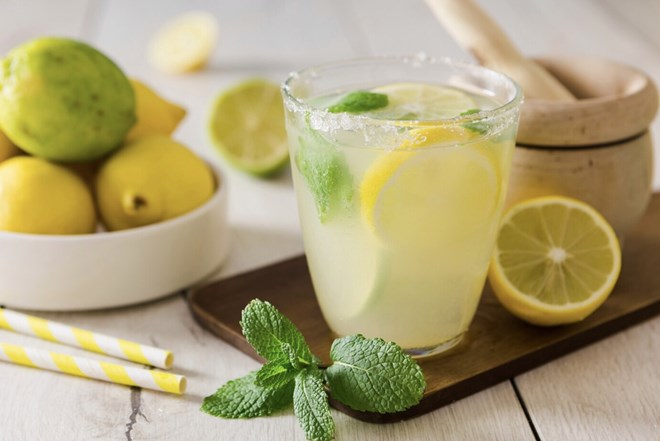 Uống nước chanh buổi sáng - thói quen đang bị thổi phồng