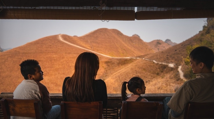 Gia đình anh Nhật ngắm nhìn phong cảnh núi non Cao Bằng