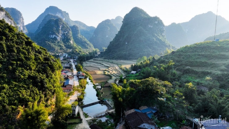 Toàn cảnh làng đá cổ Khuổi Ky bình yên bên suối