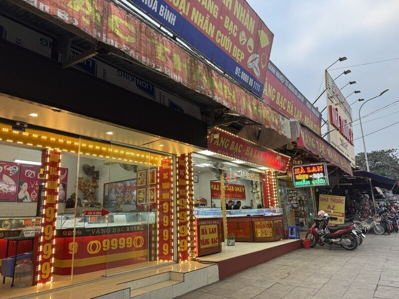 Tại các cửa hàng vàng, bạc ở khu vực miền núi, bạc thỏi, bạc miếng cũng không còn. Ảnh: Khánh Linh