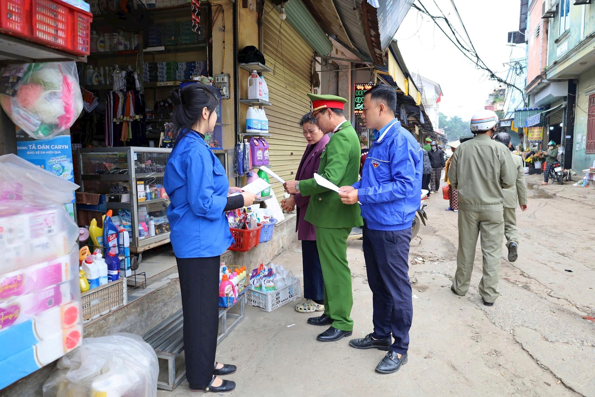 Các lực lượng ra quân, lập lại trật tự trên địa bàn phường. Ảnh: Kiều Hương