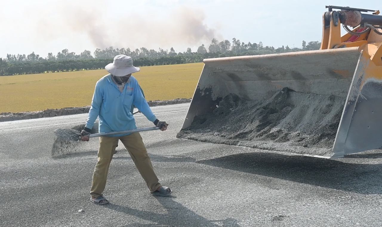 Công nhân chấp nhận xa gia đình dịp Tết Dương lịch, ăn Tết ngay tại công trường để giữ nhịp thi công thông suốt. Ảnh: Thành Nhân