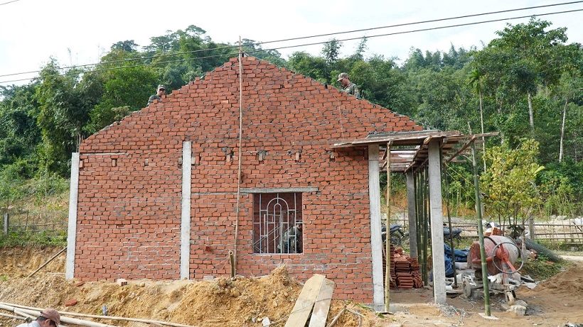 hững căn nhà bị sập do bão lũ đang được lực lượng chức năng khẩn trương xây dựng lại. Ảnh: Viên Nguyễn