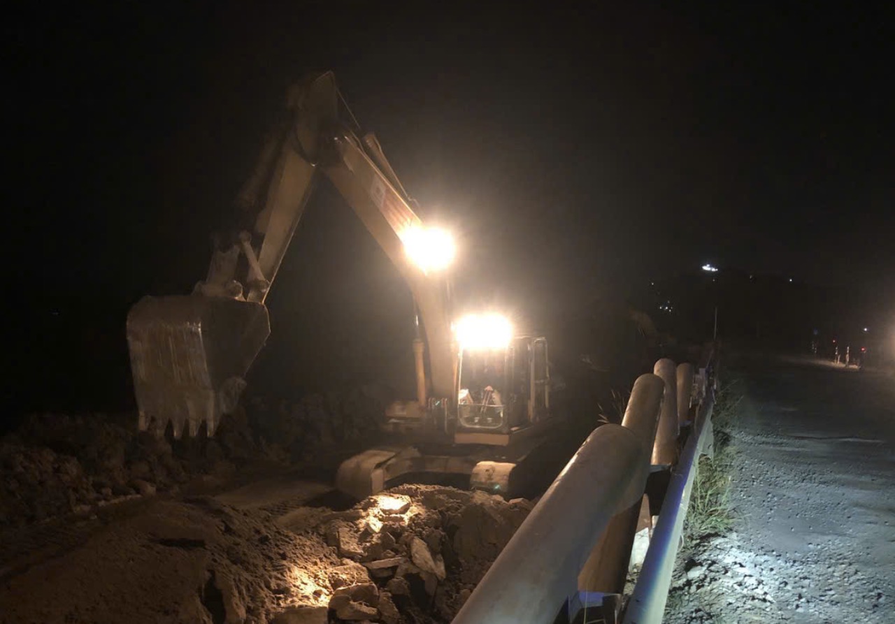 Công nhân, máy móc trên công trường cao tốc Châu Đốc – Cần Thơ – Sóc Trăng (đoạn thuộc địa bàn tỉnh An Giang) làm việc trong ban đêm và tiếp tục bám công trường thi công xuyên Tết Dương lịch. Ảnh: Thành Nhân